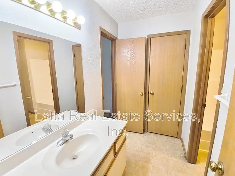 2115 Highridge Dr #C — Photo 10