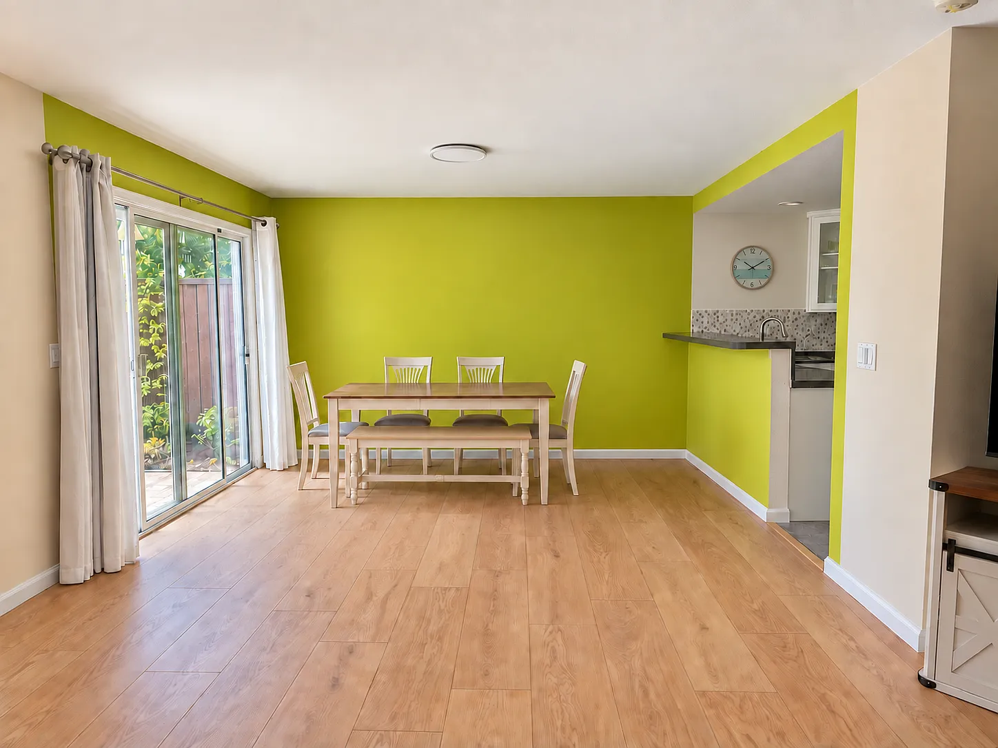 3 bed, 2.5 bath, 1587 sqft, $4,200 — Photo 4
