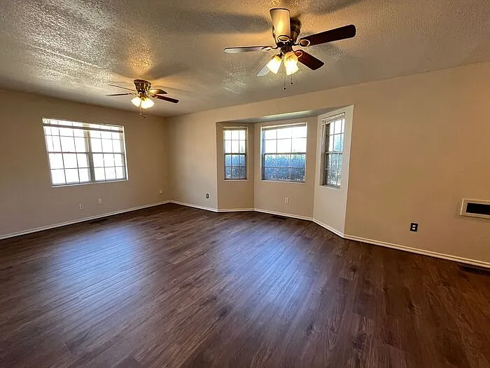 3611 N Drexel Blvd — Photo 4