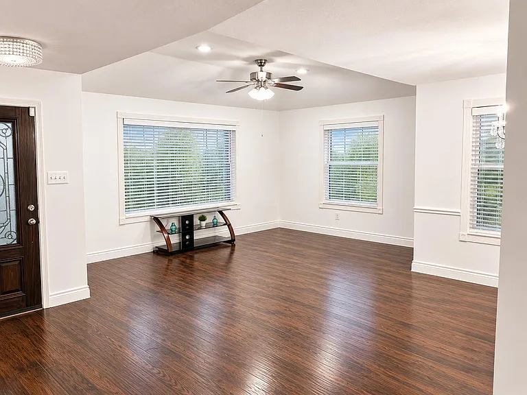 2450 Parkwood Ln — Photo 8
