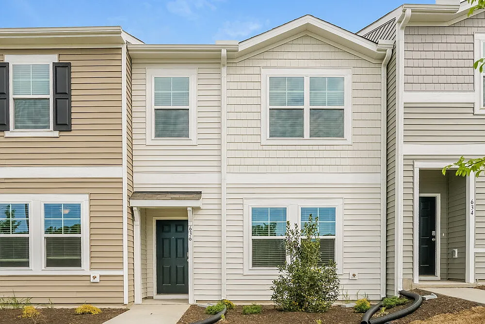 3 bed, 2.5 bath, 1590 sqft, $1,690 — Photo 1