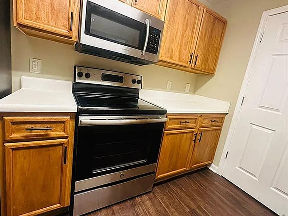 4th image of 3221 Fairington Dr