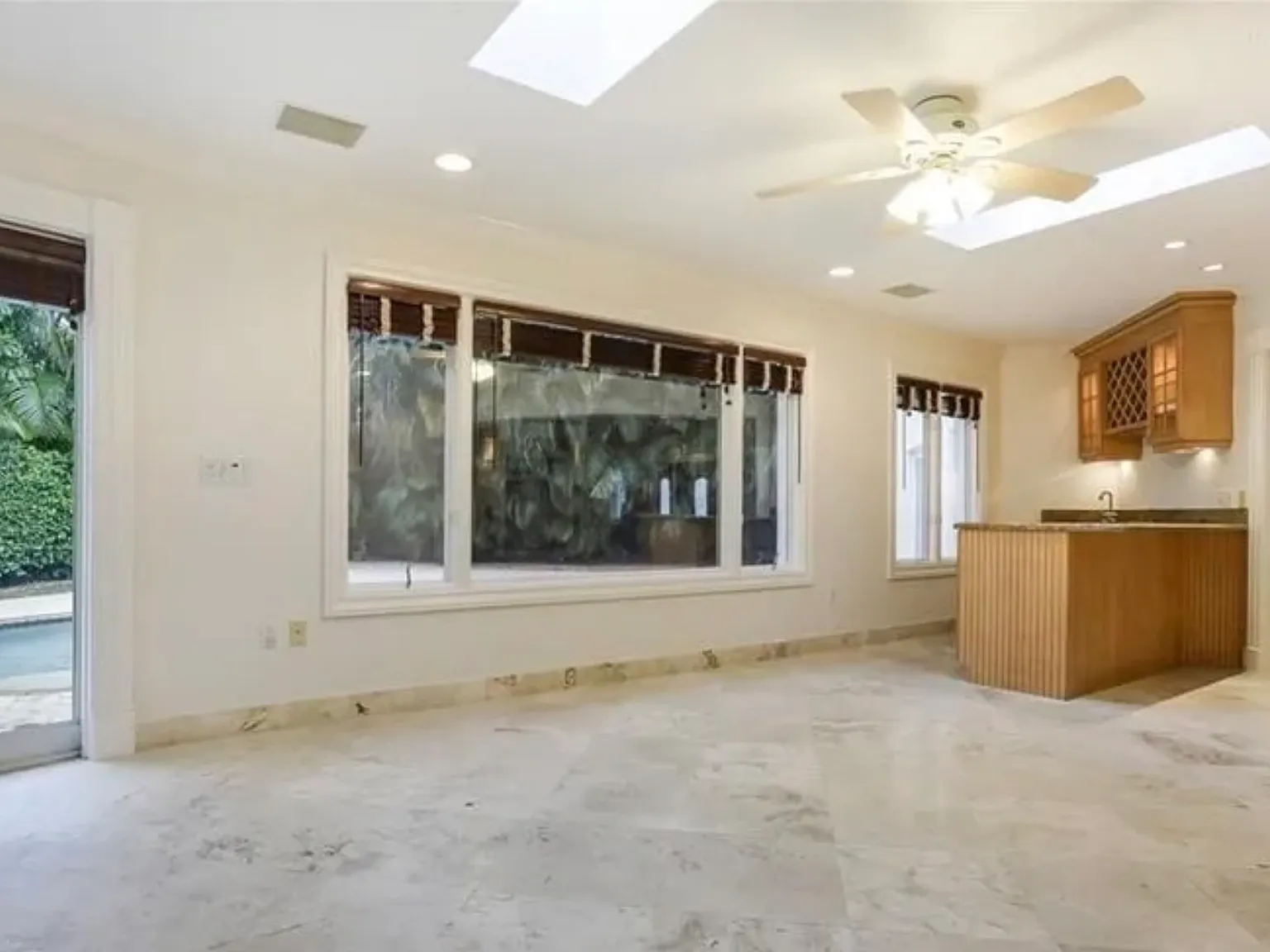 4 bed, 4.5 bath, 4247 sqft, $12,999 — Photo 4