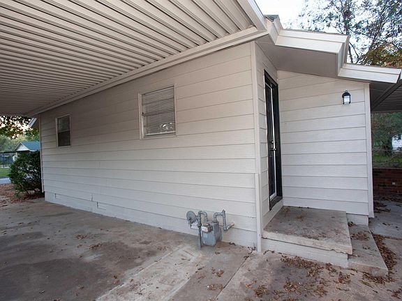 2nd image of 900 Healy St