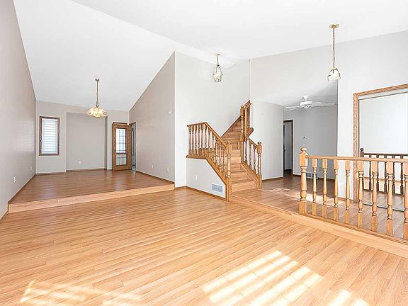 5th image of 44 S Straddock Cres SW