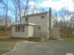 18 West Ln, Medford, NY 11763