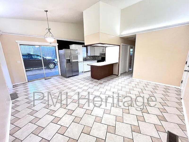 3 bed, 1.5 bath, 1040 sqft, $1,400 — Photo 3