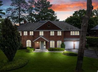 1 Pond Park Rd, Great Neck, NY 11023