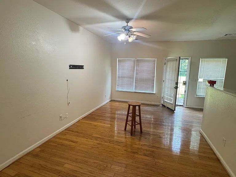 391 Brookview Dr — Photo 3