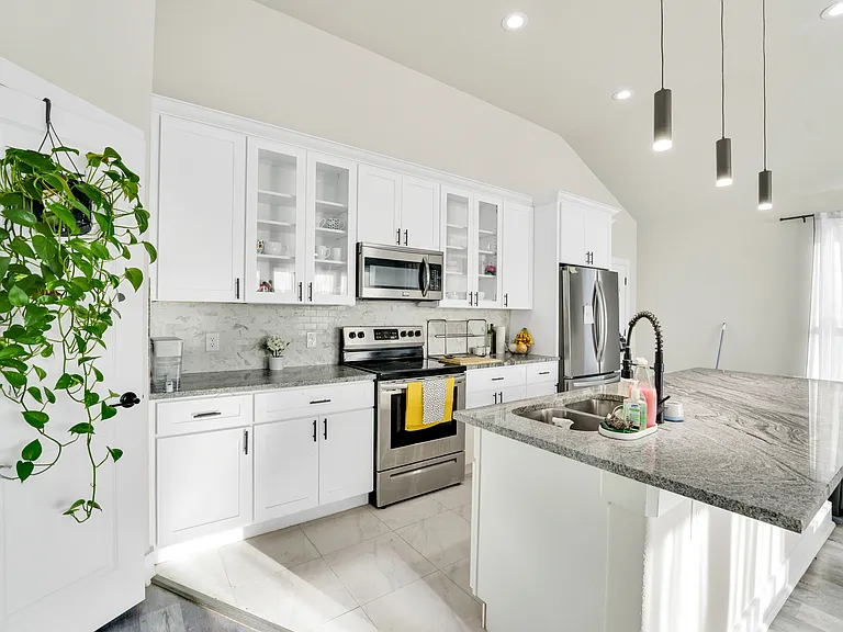 4621 Collins Ave — Photo 2