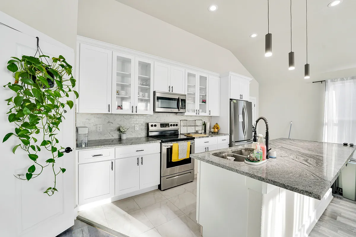 Building Photo - 4621 Collins Ave