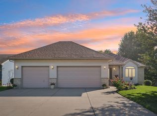 3325 White Oaks Ln, Woodbury, MN 55125