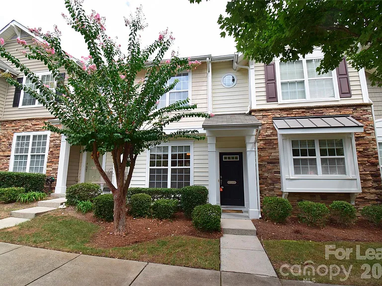 1077 Woodglen Ln — Photo 1