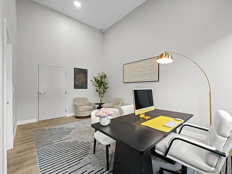 4347 Woodlawn Ave — Photo 2