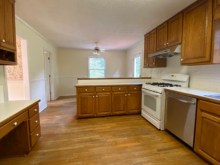 1188 Westchester Dr — Photo 6