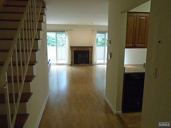 4th image of 2163 Ellery Ave #2163