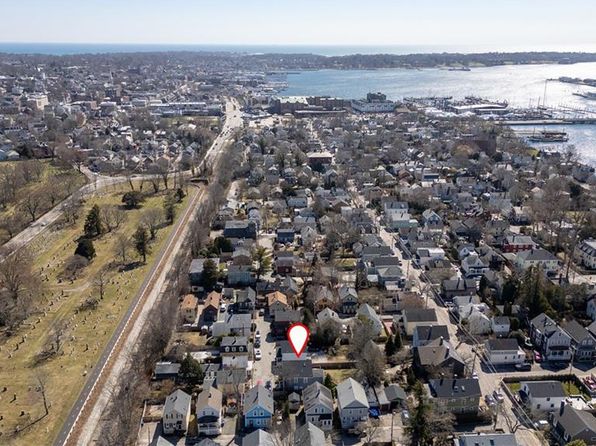 6 Gladding Ct, Newport, RI 02840