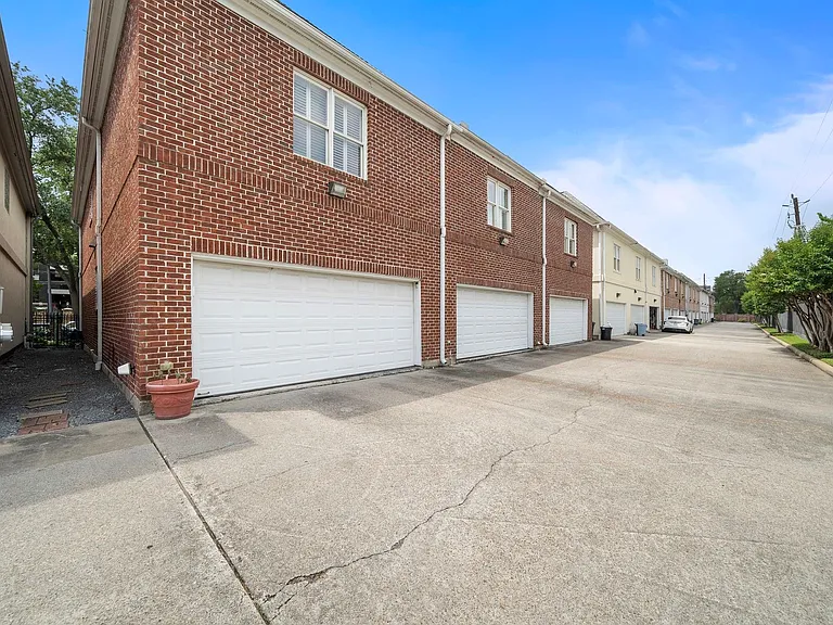 5136 Chevy Chase Dr — Photo 20
