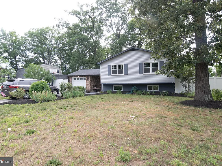 605 Kensington Ave — Photo 2