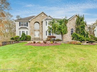 320 Valley View Cir, Freehold, NJ 07728
