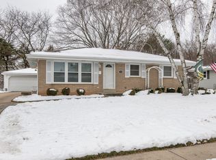 7218 Dorchester Ln, Greendale, WI 53129