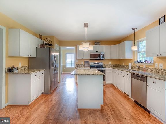 3rd image of 12 Saint Marks Ct