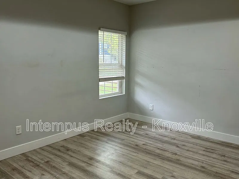 3 bed, 2.0 bath, 1275 sqft, $1,950 — Photo 4