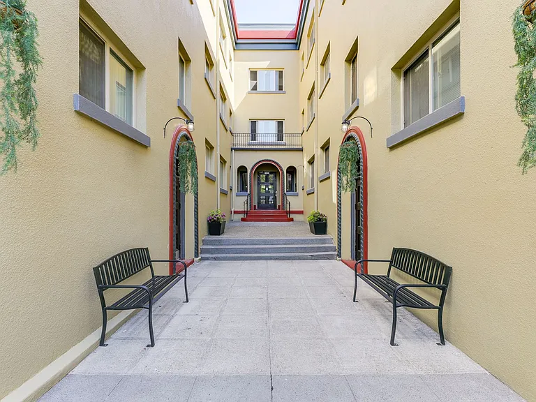 Chapman Court Aparments — Photo 17