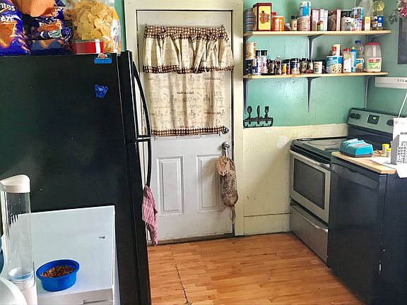 3rd image of 711 Linden Pl
