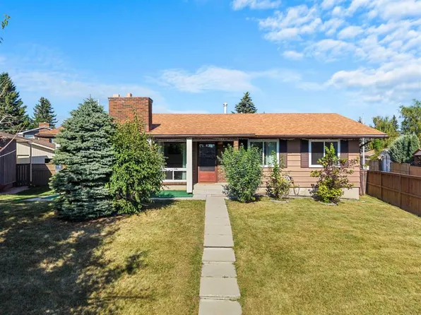 148 SW Lake Lucerne Cres SE, Calgary, AB T2J 3J6