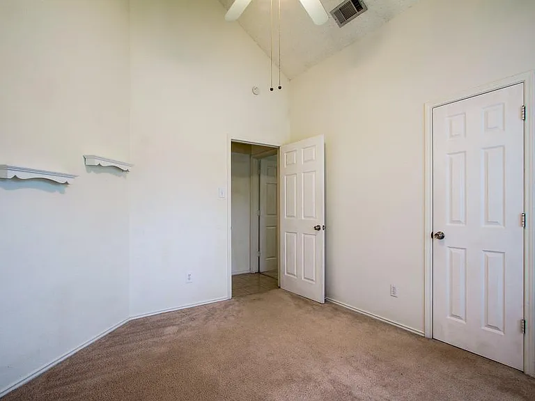 2104 Regency Dr — Photo 4