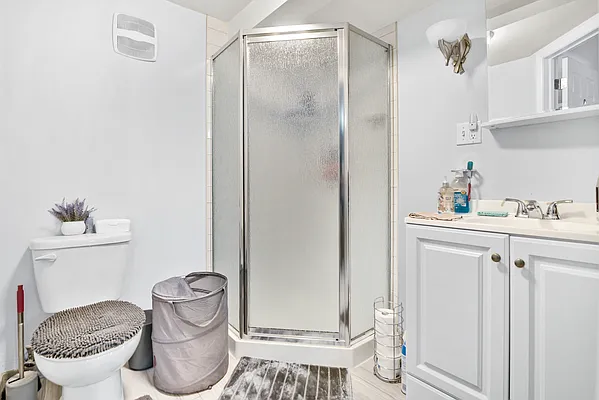 Rented by Halvatzis Realty | media 44