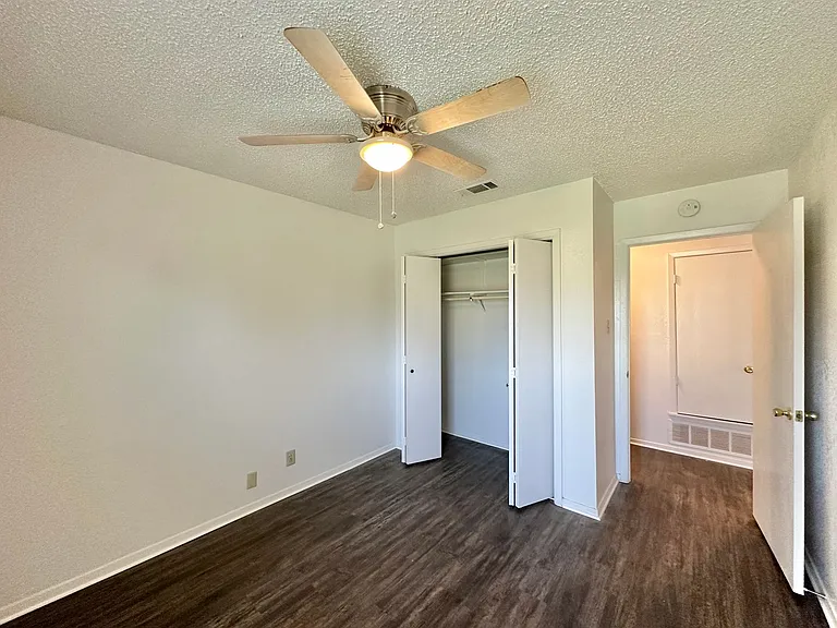 1501 Farhills Dr — Photo 26
