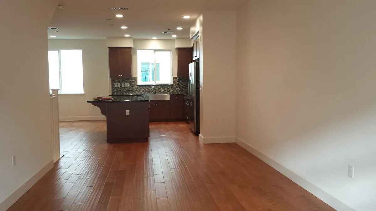 3 bed, 2.5 bath, 1600 sqft, $4,000 — Photo 3