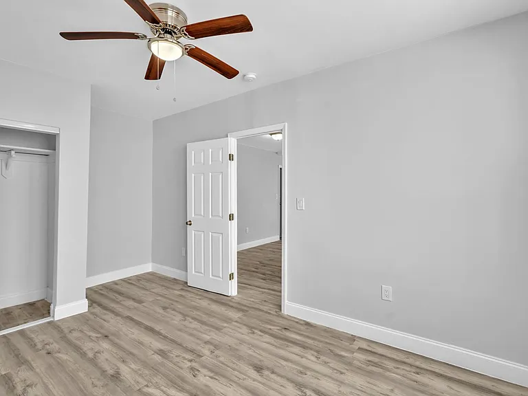 1142 SW 4th St #10 — Photo 4
