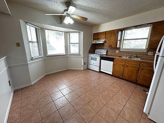 5th image of 215 Bridle Dr