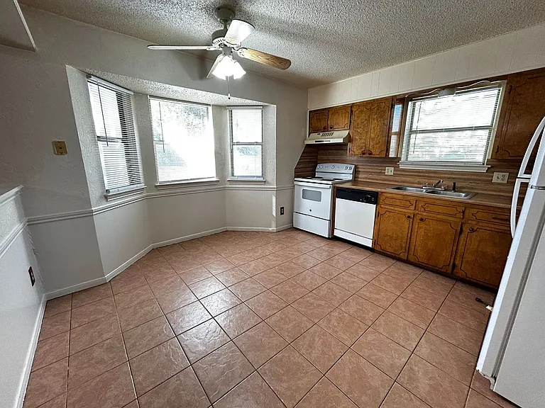 215 Bridle Dr — Photo 5