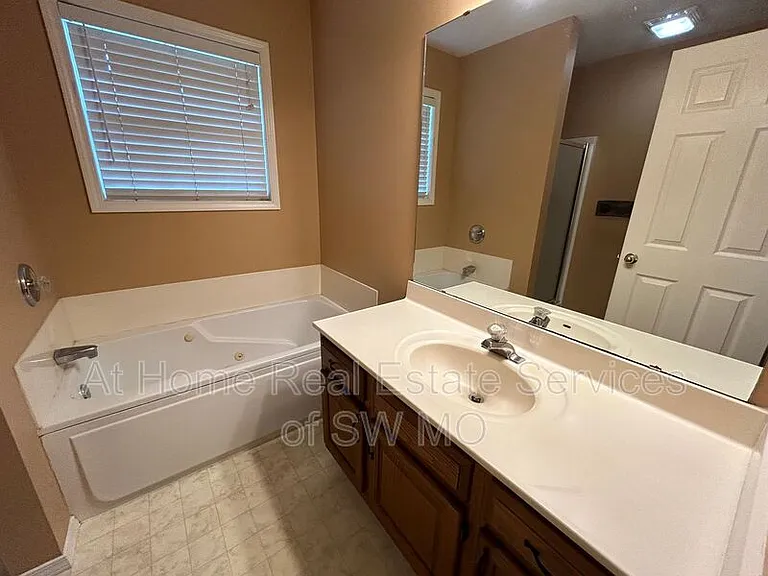 216 E Robin Rd — Photo 9