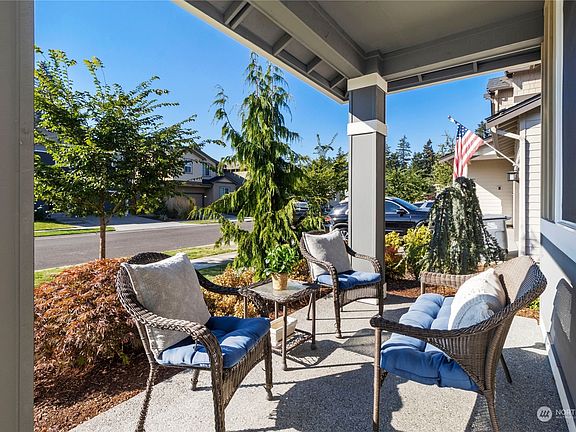 Covered front porch.>
