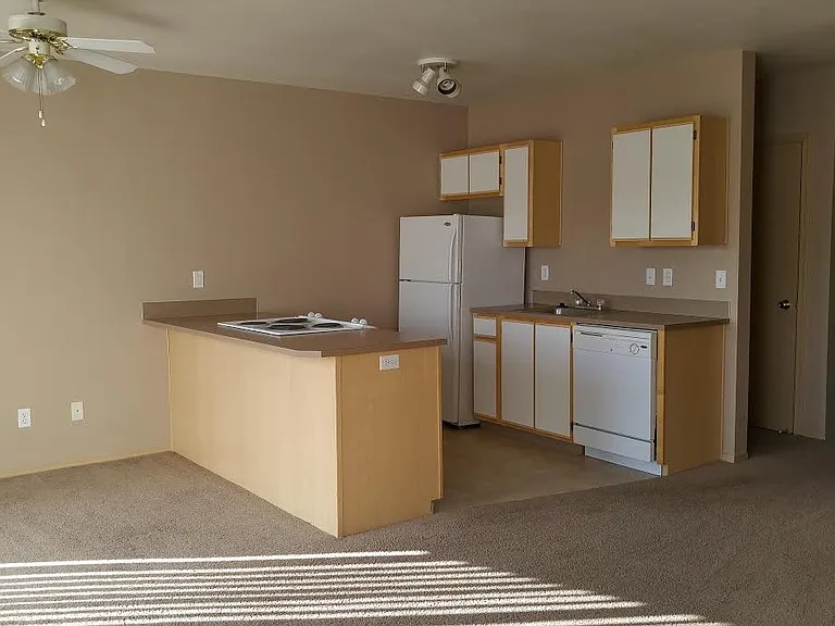 Gateway Village Apartments — Photo 91