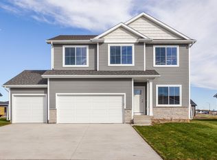 555 NW Compass Ave, Waukee, IA 50263