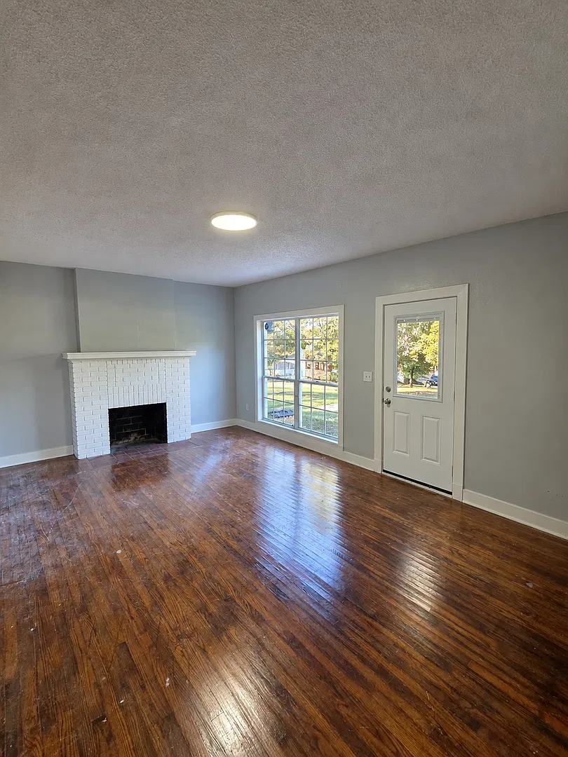 Beautiful 3BR/2BA Home w/Fenced Yard, 1 Car Garage, and Vaulted Ceilings! — Photo 4