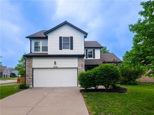 16294 S Parkwood St, Olathe, KS 66062