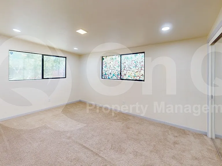 2526 E Allen Rd — Photo 10