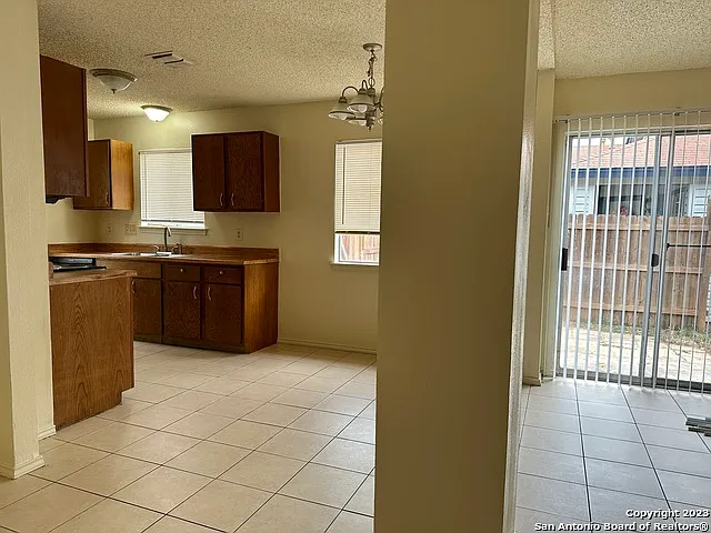 2 bed, 1.0 bath, 819 sqft, $1,300 — Photo 3