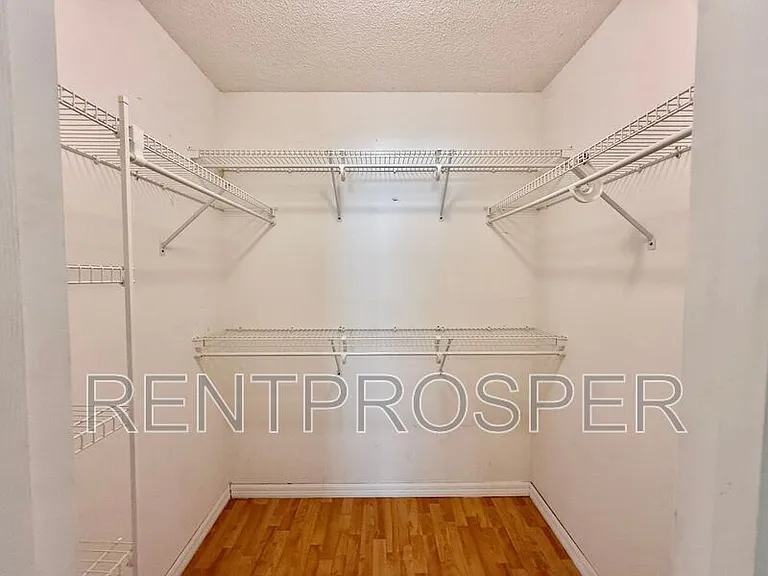 220 Canterbury Ct — Photo 10