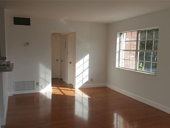 3rd image of 601 SE 5th Ct APT 210