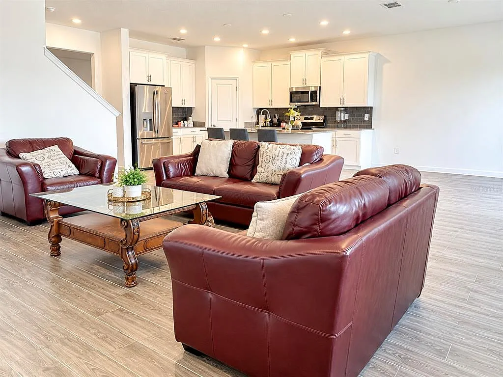 5 bed, 3.0 bath, 3290 sqft, $3,000 — Photo 3