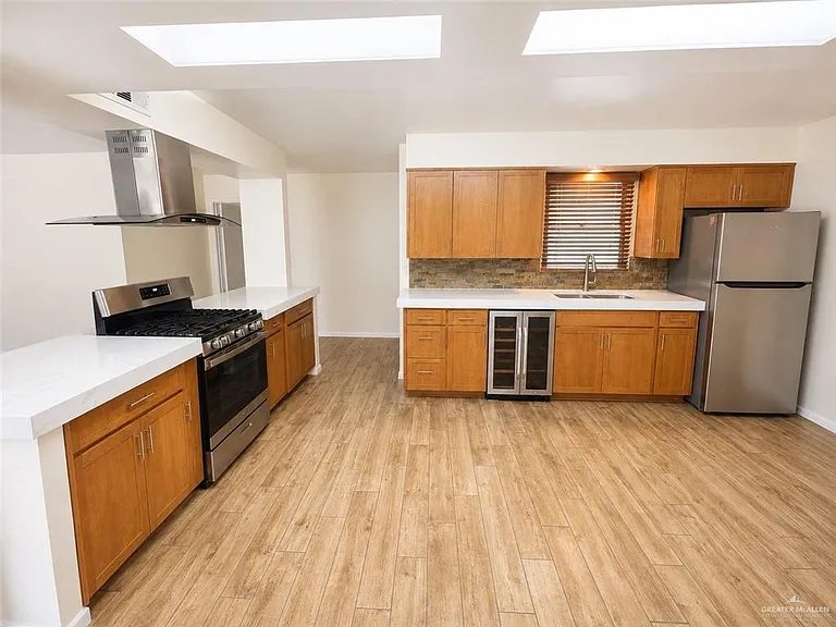 904 W 8th St — Photo 11