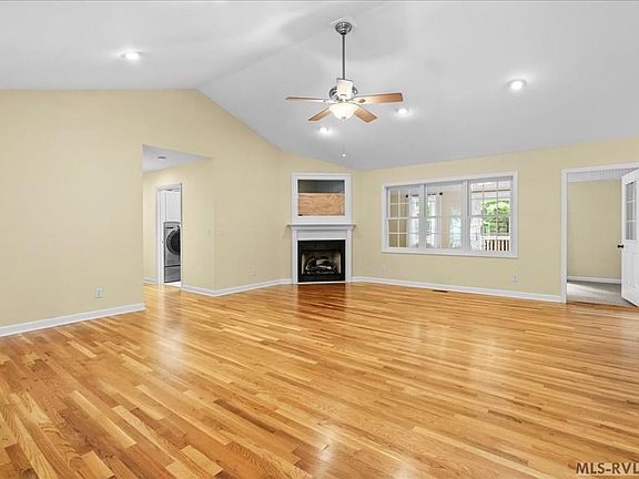 4th image of 162 Country Blvd